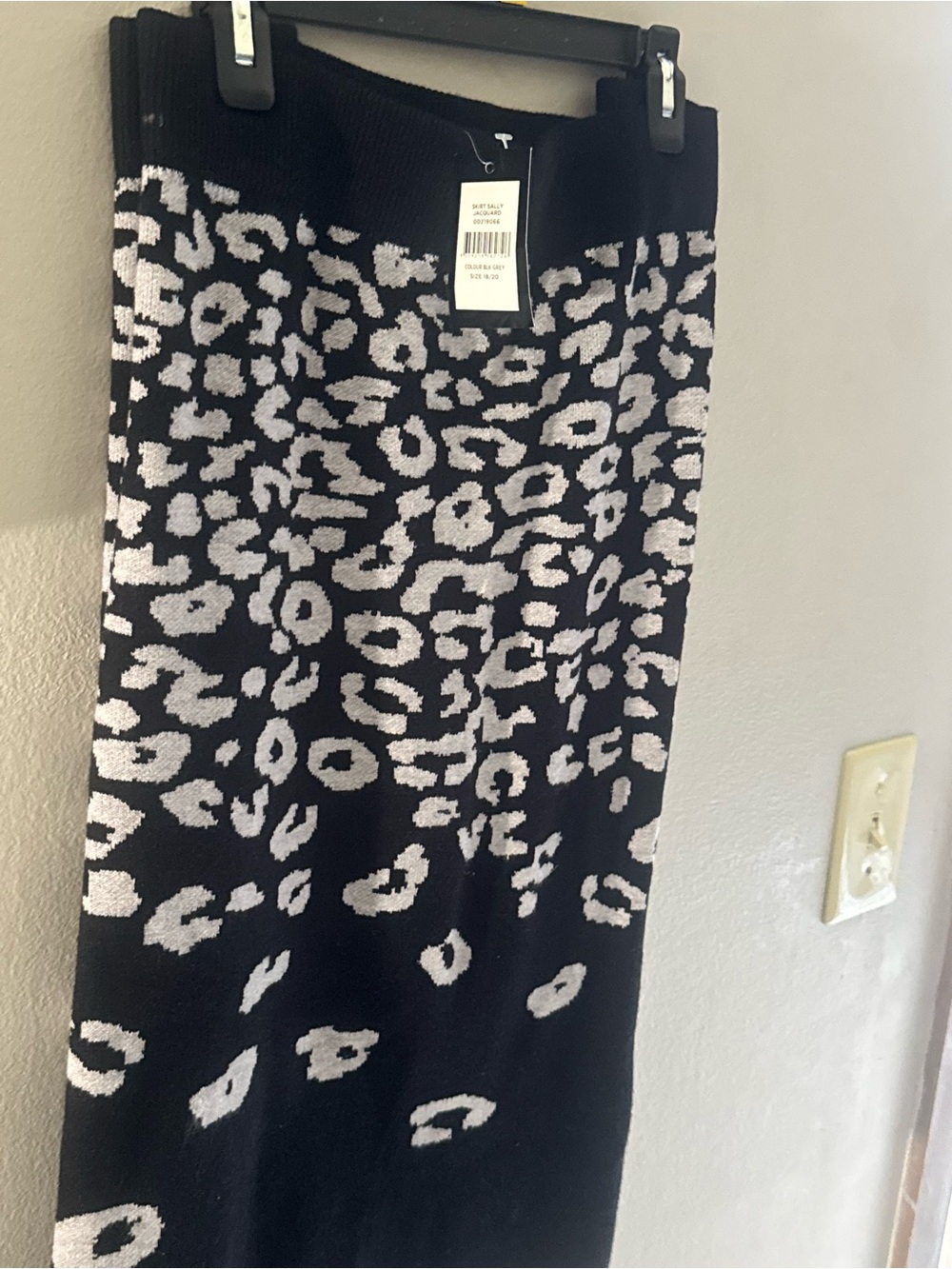 Avenue Black and White Leopard-Pattern Knit Maxi Skirt
